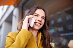 Photo 1 · une femme téléphone dans la rue