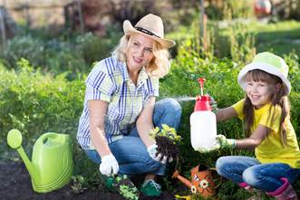 Photo 1 · une mère et sa fille font du jardinage