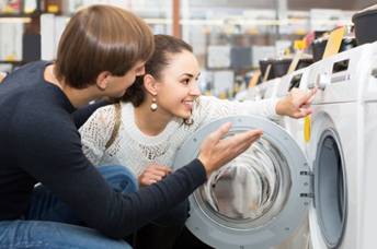 Покупатели выбирают бытовую технику в магазине